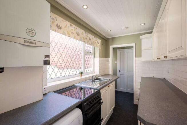 2 bed Terraced to rent Image 5