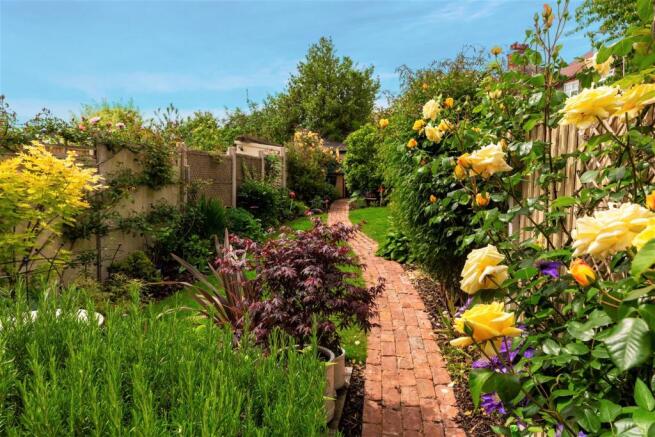 COTTAGE STYLE GARDEN & OUTBUILDING
