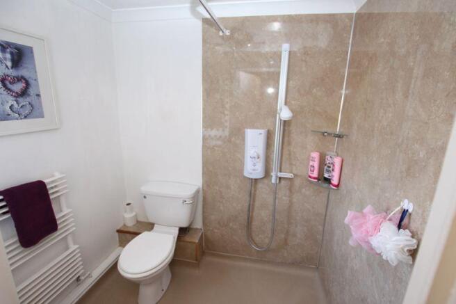 Ensuite to bed 1