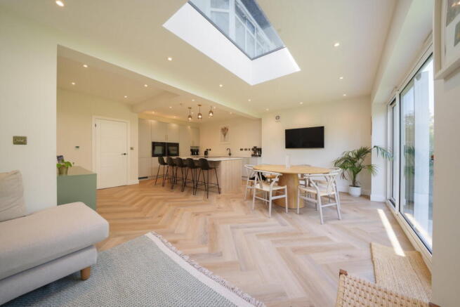4 bed Semi-Detached for sale Image 5