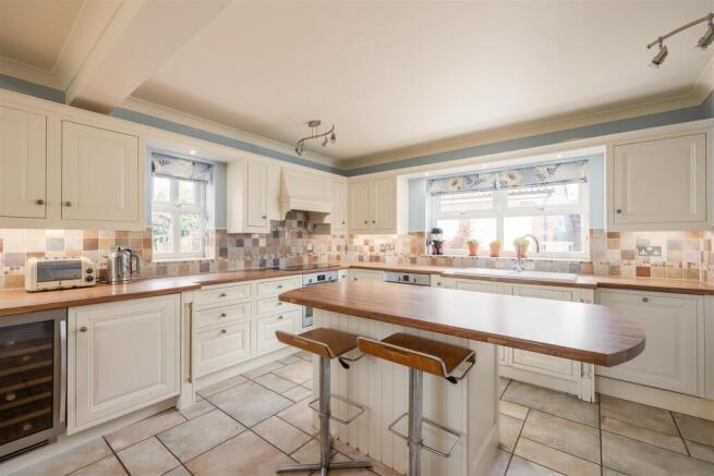 4 bed Detached for sale Image 6