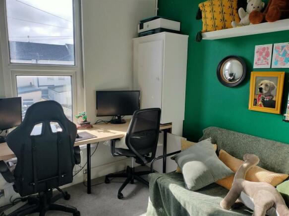14 parc y feling bedroom three.jpg