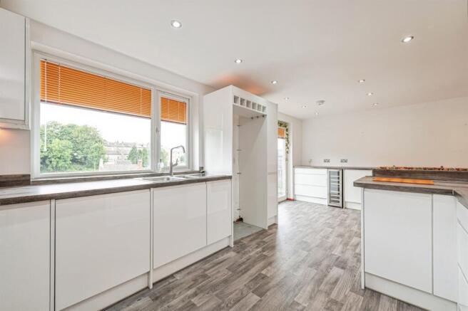 5 bed Detached for sale Image 4