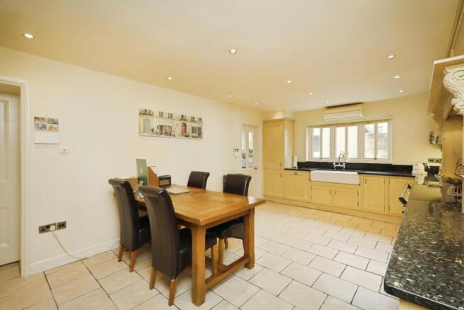 4 bed Detached for sale Image 6
