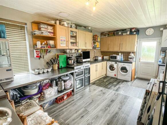 Kitchen/ Dining Room