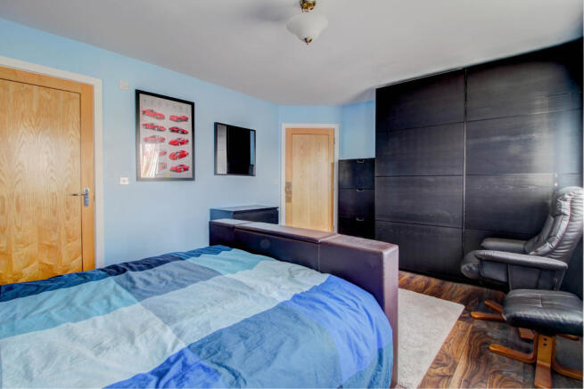 Master Bedroom (2)