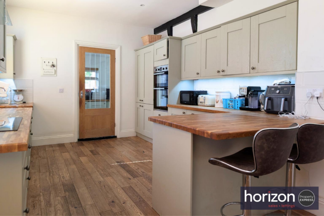 5 bed Semi-Detached for sale Image 9