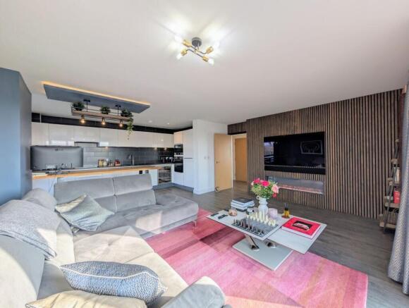 1-bed flat on Dagenham, London, RM9, £300,000
