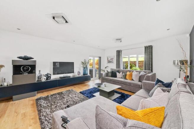 6 bed Detached for sale Image 11