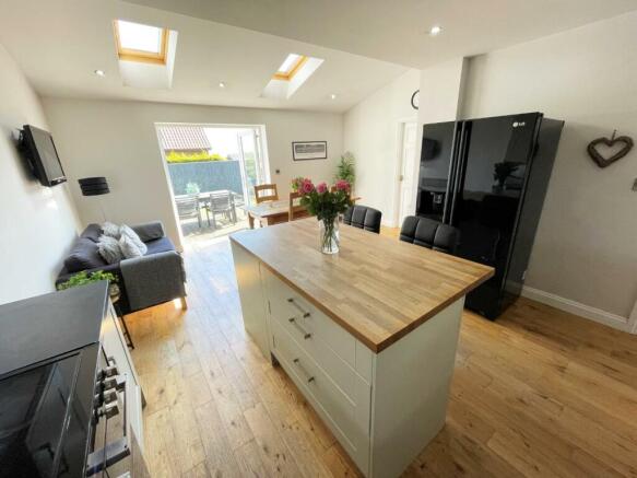 KITCHEN/DINER/SITTING