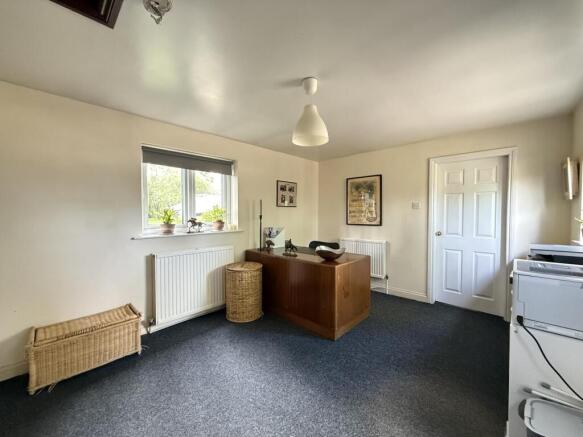 6 bed Detached for sale Image 11
