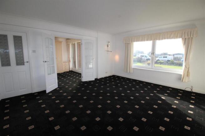 Lounge 1.JPG