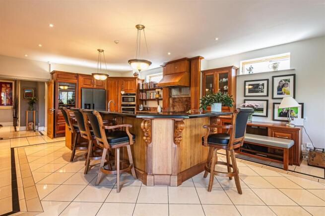 5 bed Detached for sale Image 8