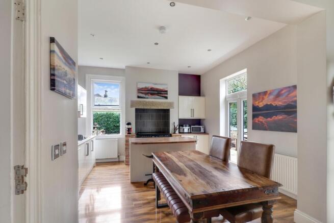 4 bed Semi-Detached for sale Image 8