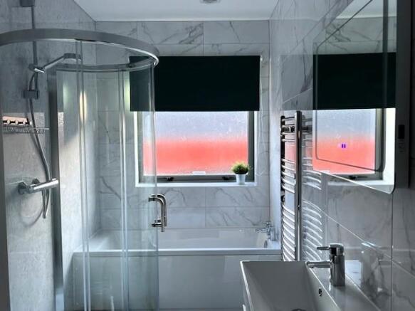 Main Bathroom Pic 2.jpg