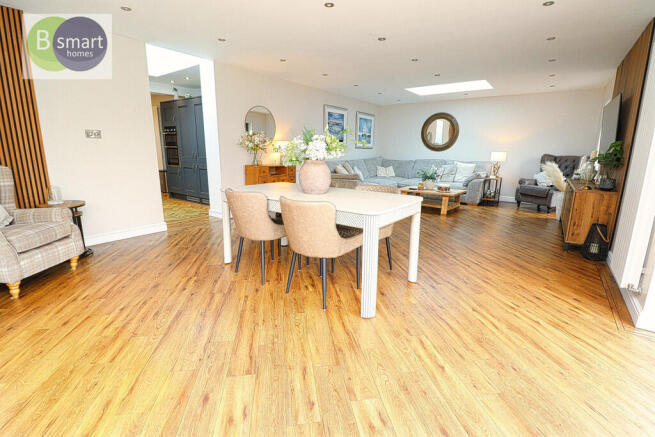 5 bed Detached for sale Image 5