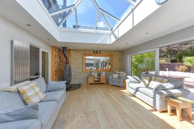 BREAKFAST/SITTING AREA