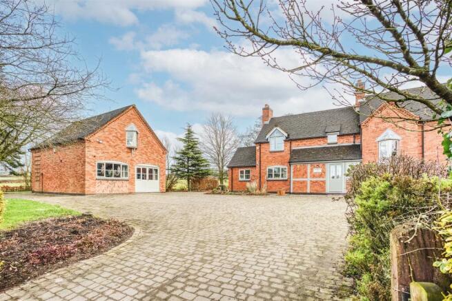 ANNEXE/MEDIA (Coach House) - 1,030 sq. ft