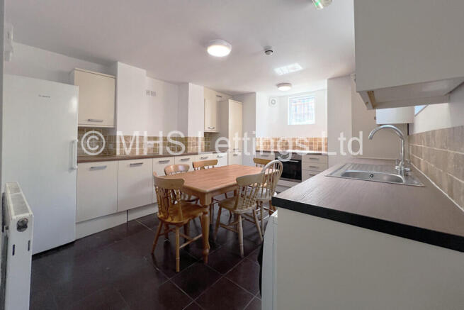 6 bed Terraced to rent Image 5