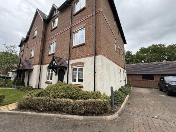 2-bed flat on Meer Stones Road, Balsall Common, £225,000