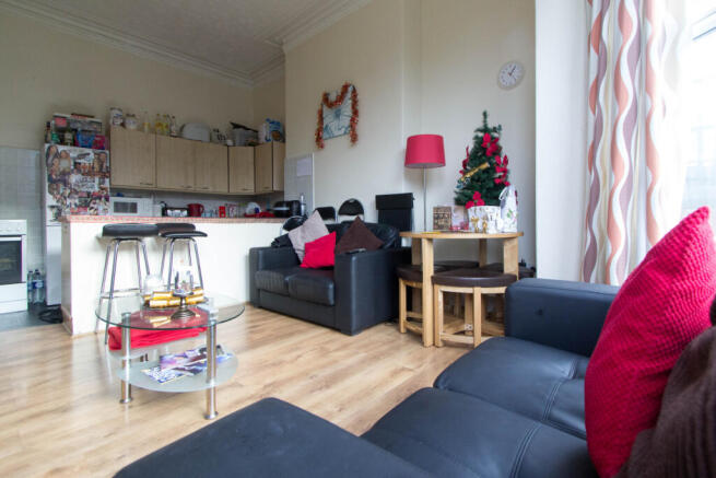 4 bed House to rent Image 10