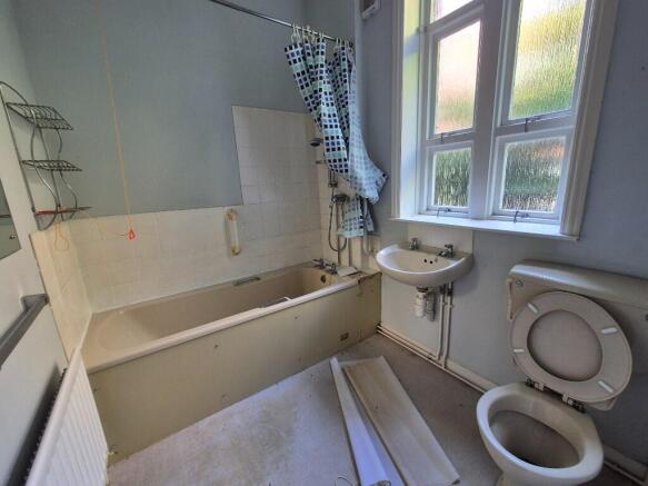 6 bed Semi-Detached for sale Image 6