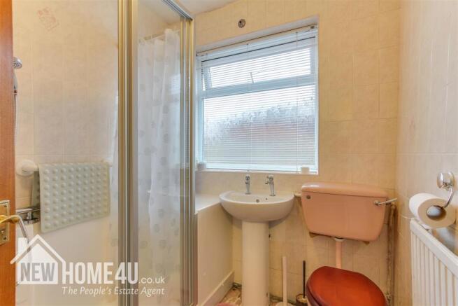 FAMILY BATHROOM{<!-- -->