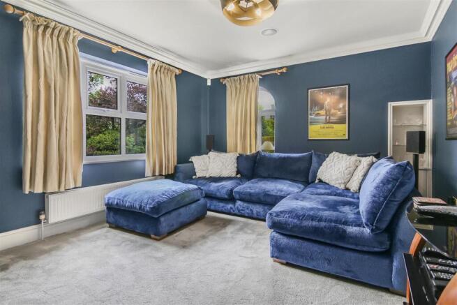 5 bed Detached for sale Image 4