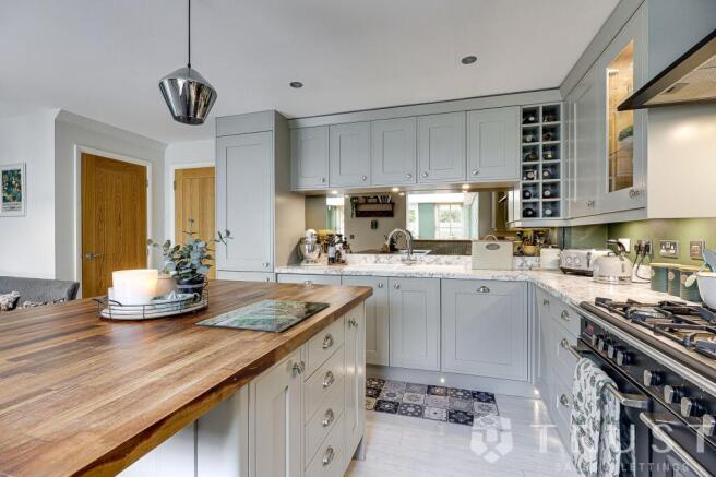4 bed Detached for sale Image 8