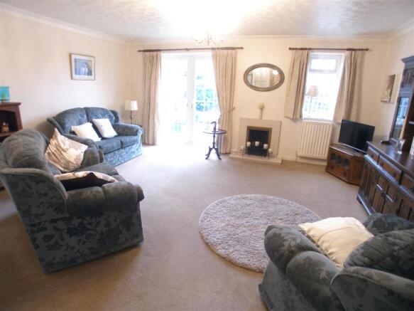 LOUNGE/DINING ROOM