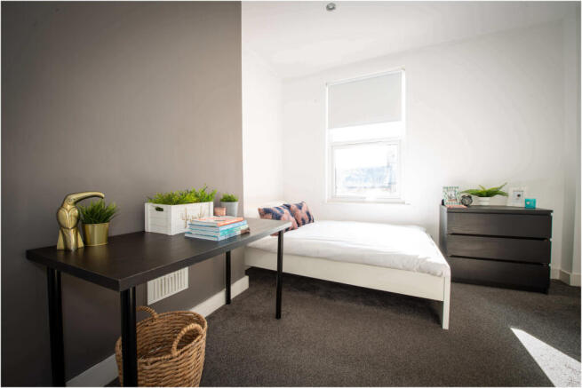 8 bed House to rent Image 11