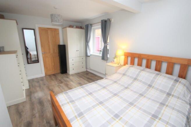 43 Pauls Dene bed1
