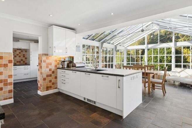 Kitchen/B'fast Room