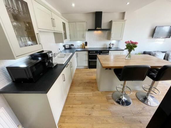 KITCHEN/DINER/SITTING