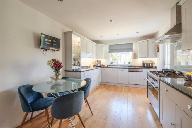 4 bed Detached for sale Image 9