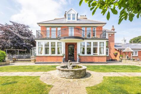 Waterfront Home in a Stunning Setting in Rollesby