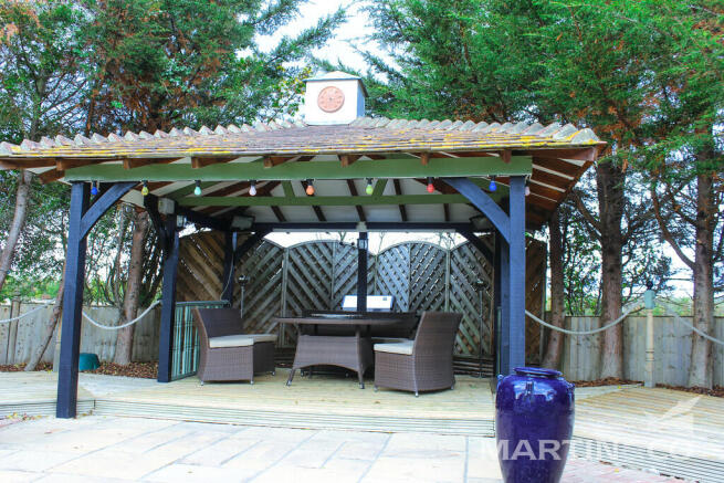 Garden Covered Se...