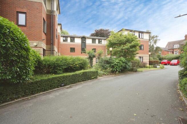 2-bed flat on Trinity Court (Rugby), Rugby, £115,000