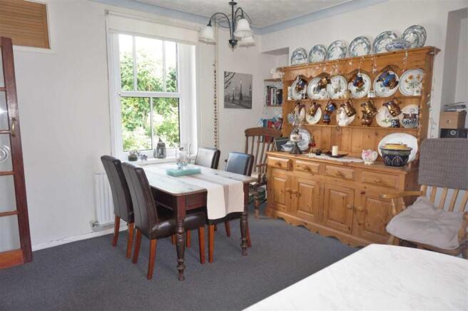 DINING ROOM :