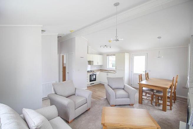 OPEN PLAN LIVING ROOM & KITCHEN