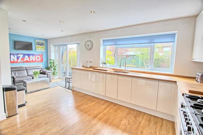 KITCHEN/BREAKFAST ROOM