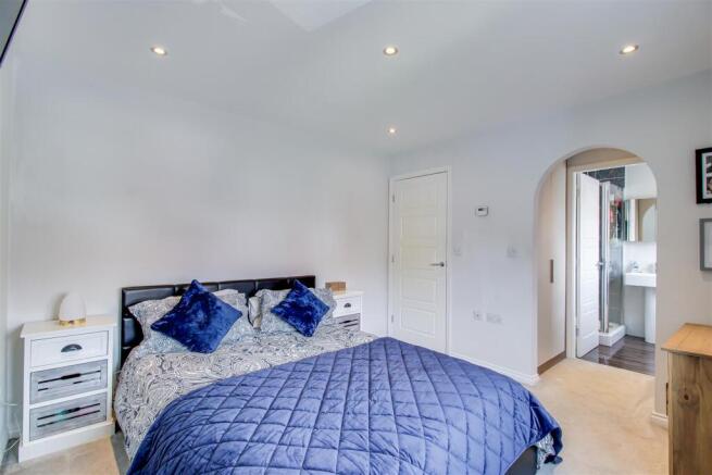 4 bed Detached for sale Image 9