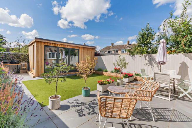 8663137-exterior0...