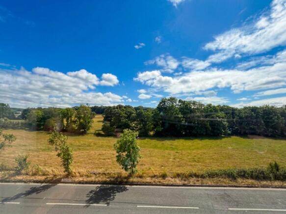 3 bed Semi-Detached for sale Image 8