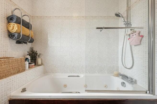 BATHROOM 02.jpg