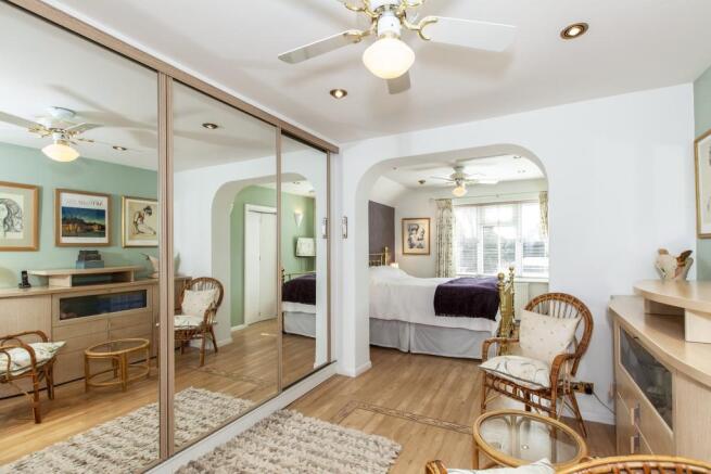 Bedroom 1/Dressing r