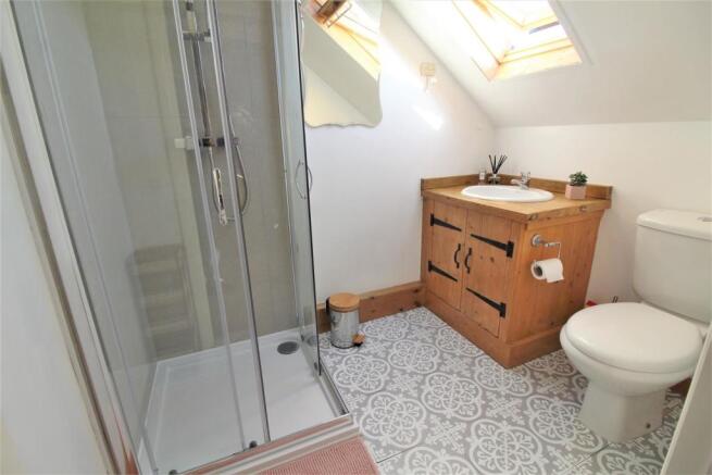 EN-SUITE SHOWER ROOM