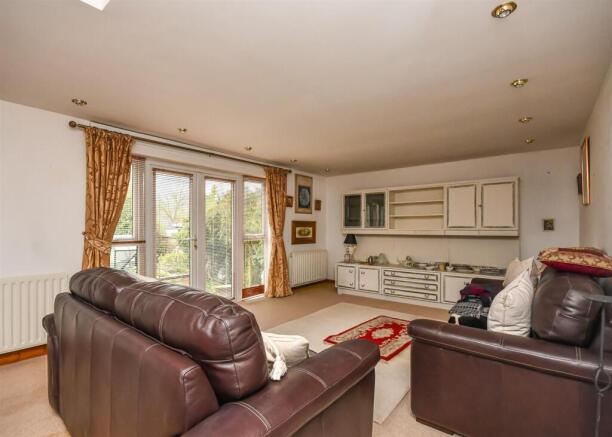 10 Crockington Close-8.jpg