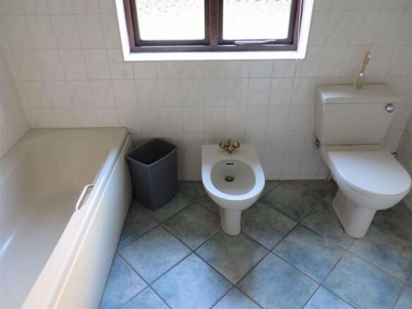 FAMILY BATHROOM
