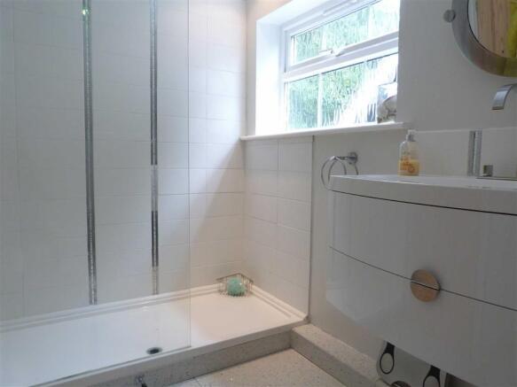 EN-SUITE SHOWER ROOM